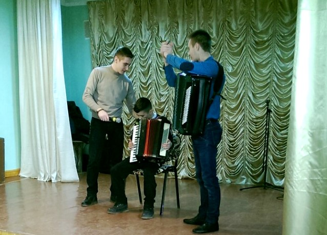 Владислав, учень школи №16, грає на акордеоні.